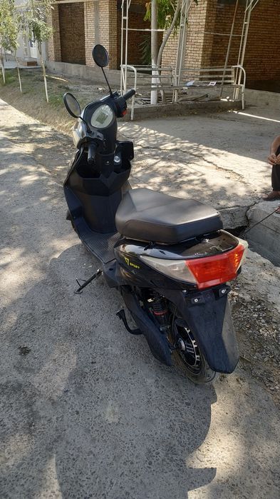 Электроскутер сотилади