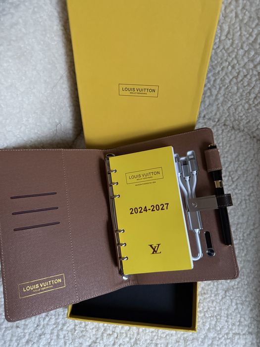 Louis vuitton тефтер със зарядно