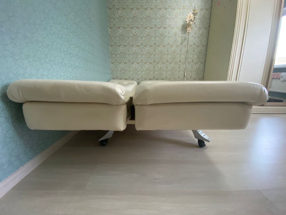 Диван кожанный в отличном состоянии