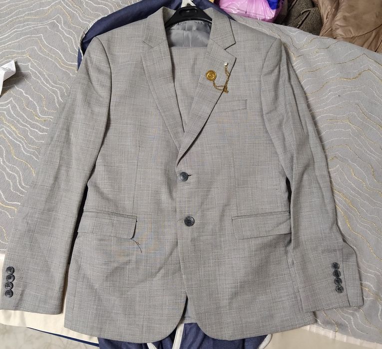 Продаю стильный костюм