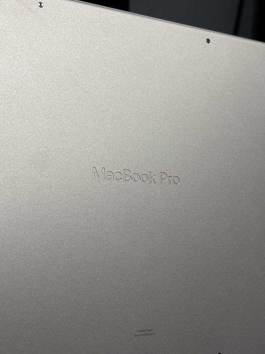 Mac book pro M5 chip 14inch 16/512gb