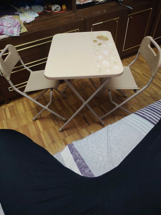 Детский стол продаю 2 стульчика
