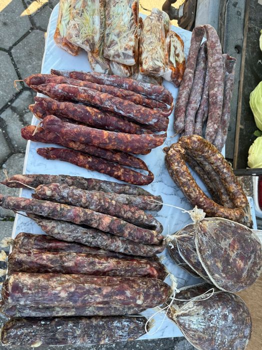 Домашни суджук, петрохан,едро кълцано домашни мезелъци