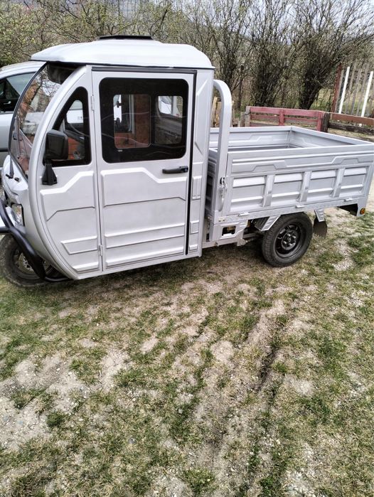 Vand triciclu electric 2000 W tip cargo nou