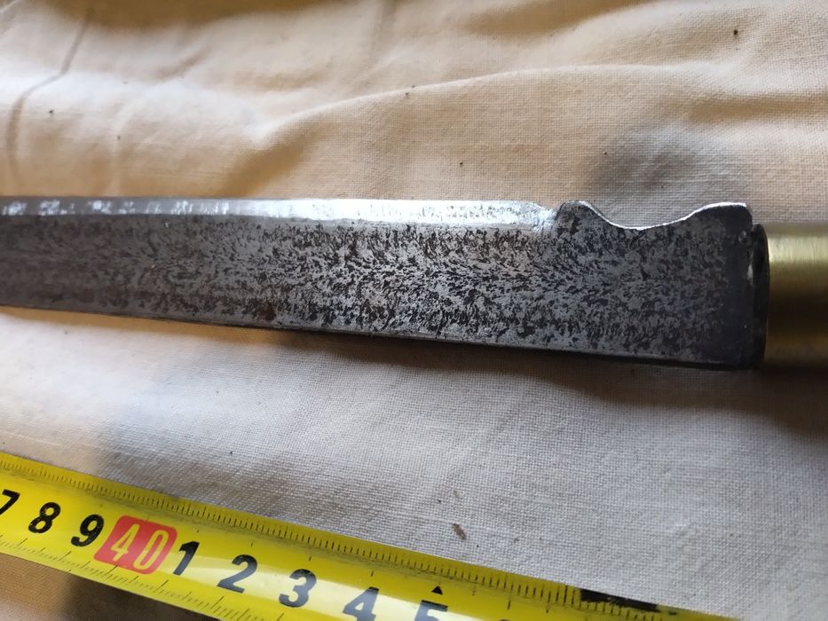 Продавам старинен нож острие