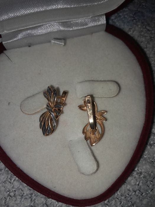 Продам серьги золотые.