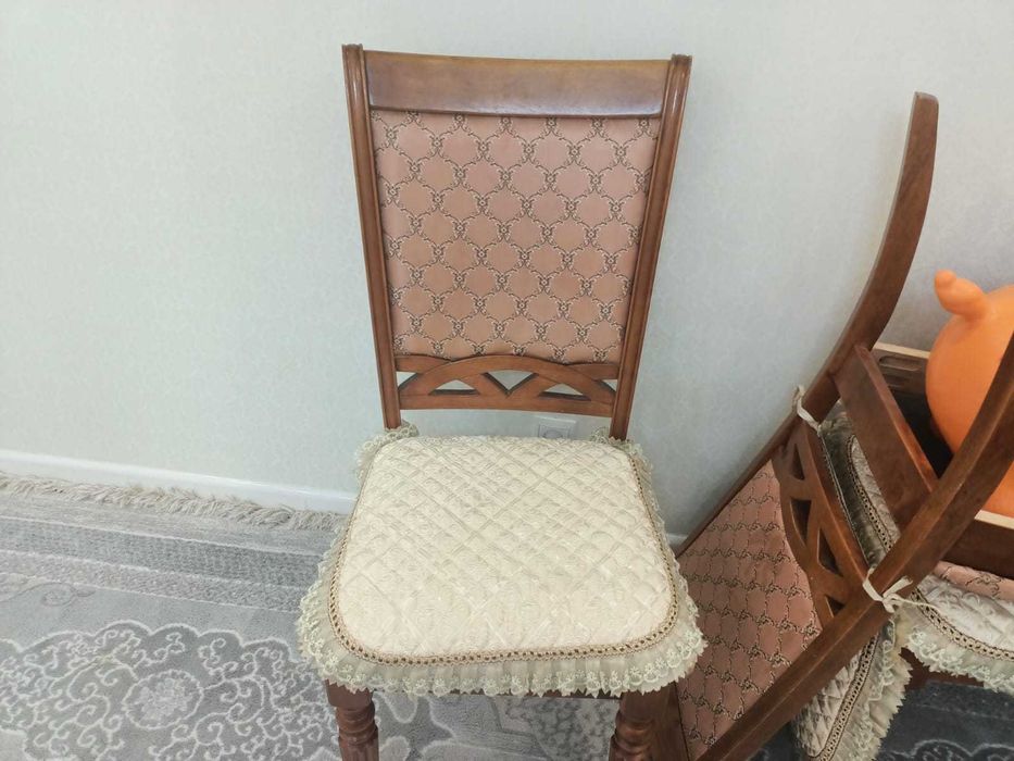 Стол с стульями .