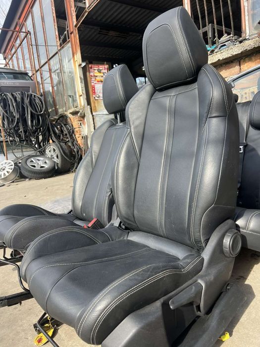 Салон със кори за Р 3008. 2019 година се продават комплект