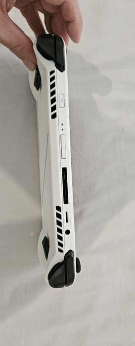 Продам Asus Rog Ally в хорошем состоянии