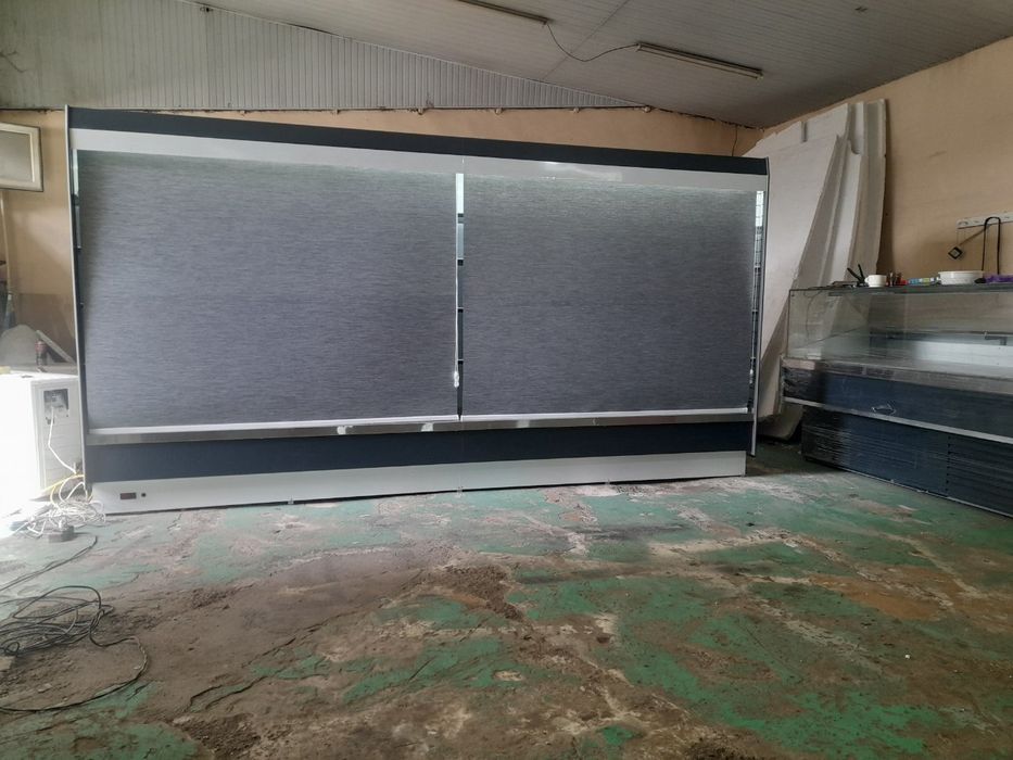 Витрина и холодильник