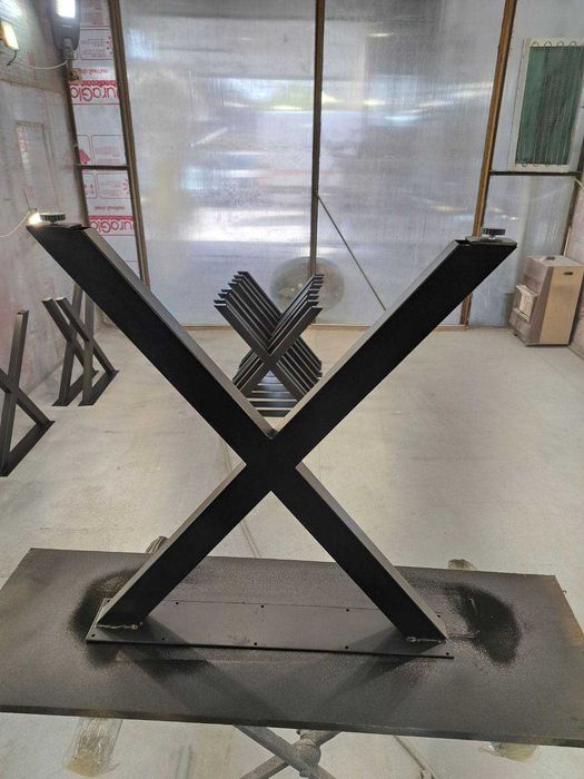 Метални стойки за маса и пейка