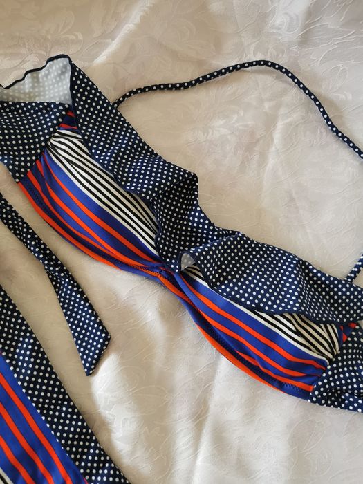 Горнище на бански в контрастни детайли