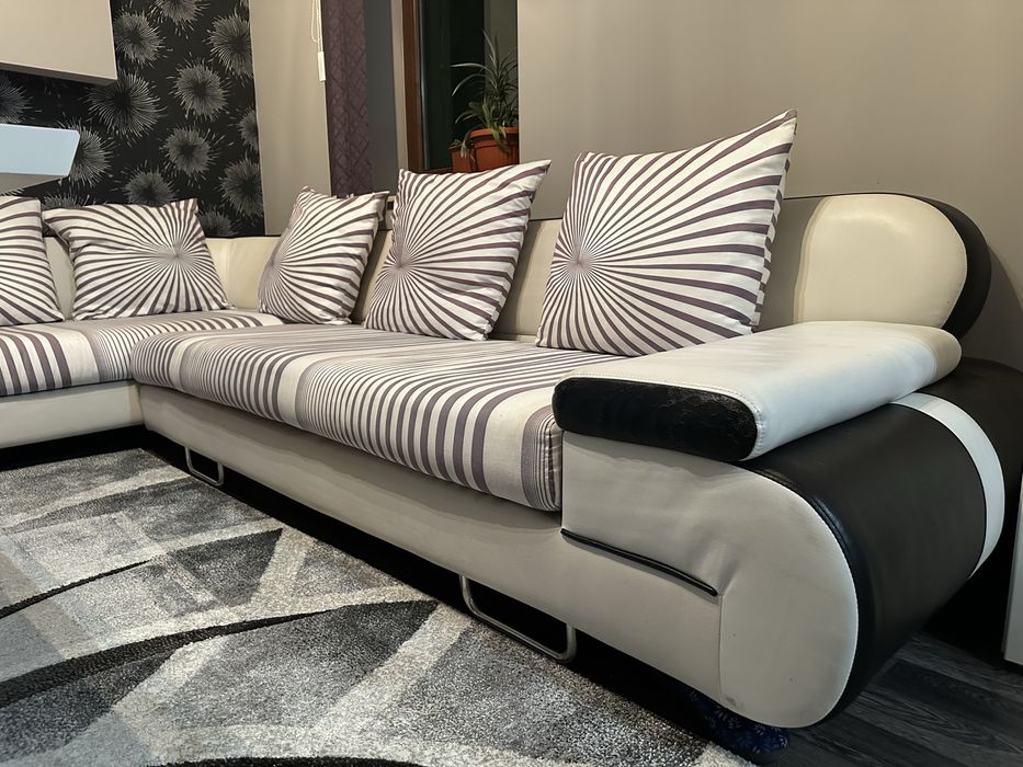 Голям, удобен диван за дневна