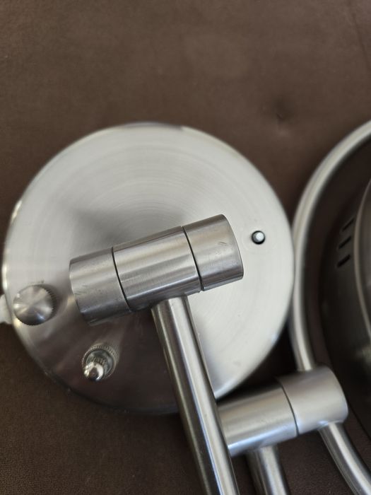 Oglinda pentru make-up cu prindere pe perete.