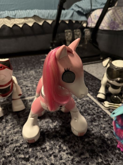 Интерактивни играчки роботи и едно Furby boom