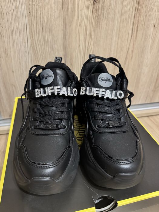 Vand adidasi Buffalo