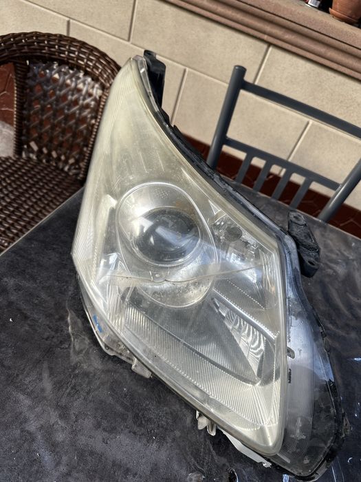 Фары toyota Avensis