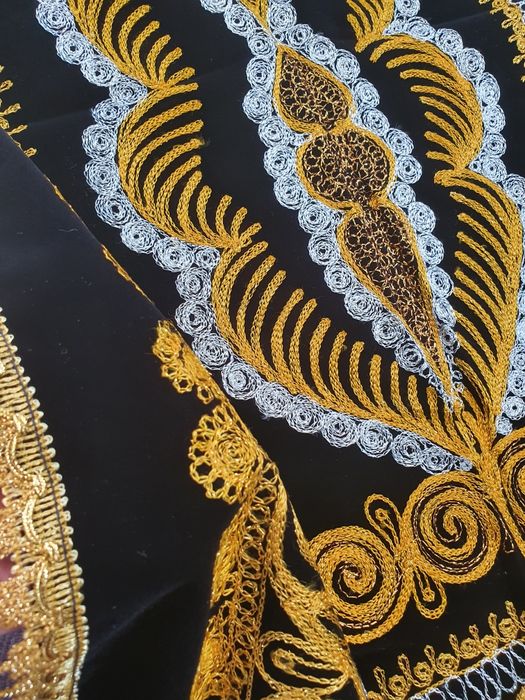 Сюзане с золотой вышивкой