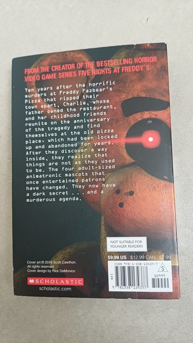 Cartea Five Nights at Freddy's in limba enleza