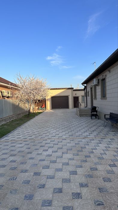 Продам дом с гаражем и времянкой