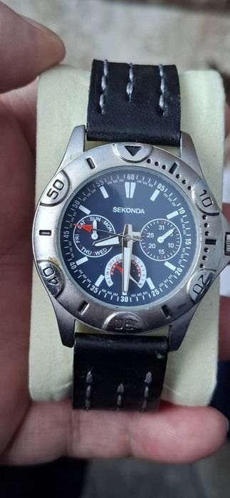 SECONDA ceas de mînă bărbătesc cu baterie și curea din piele.