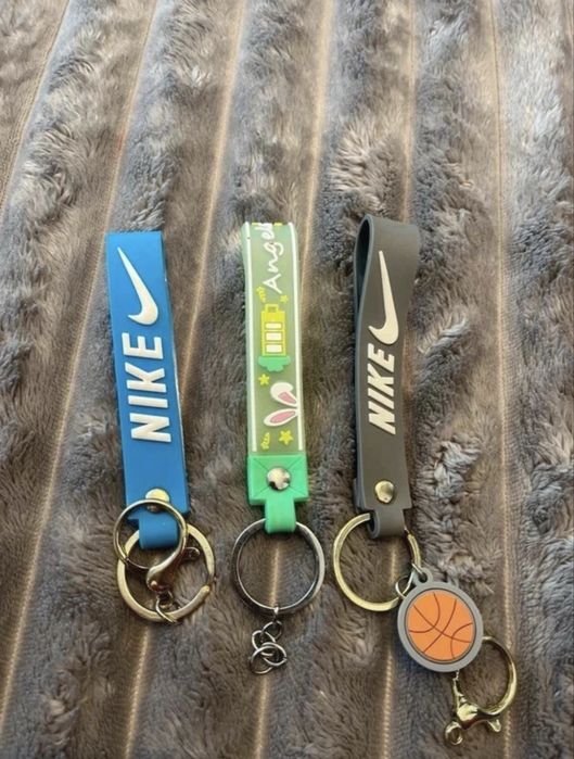 3 brelocuri dintre care 2 Nike
