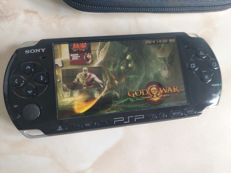 [PSP] Vând consolă SONY PSP Slim&Lite 3004 Piano Black MODATĂ + accesorii //poze reale