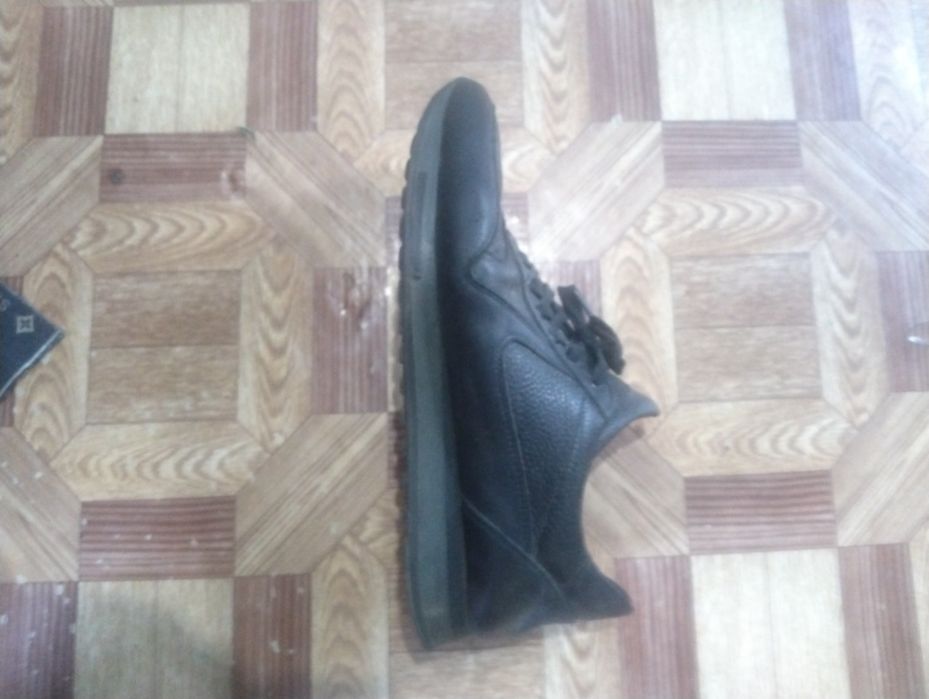 Кожаные кроссовки