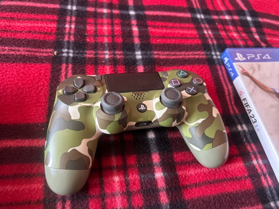 PS4 с два джойстика и шест игри