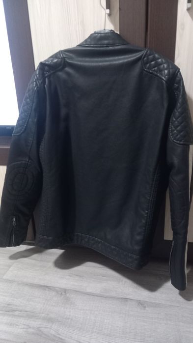 Мъжко кожено яке размер М  якето  е носено един път, без забележки.