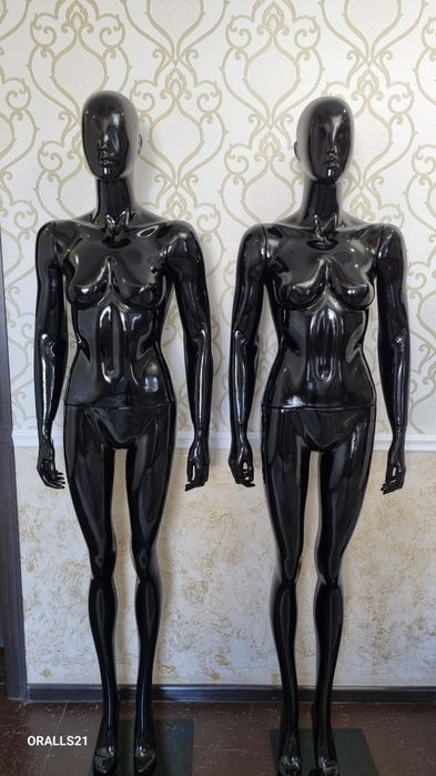 Манекены женские стоящий
