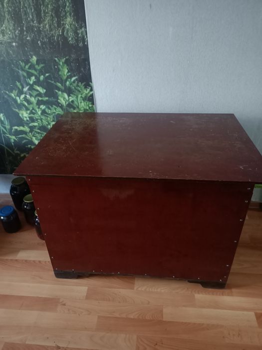 Продам стол-сундук.
