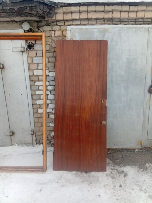 Дверь деревянная входная