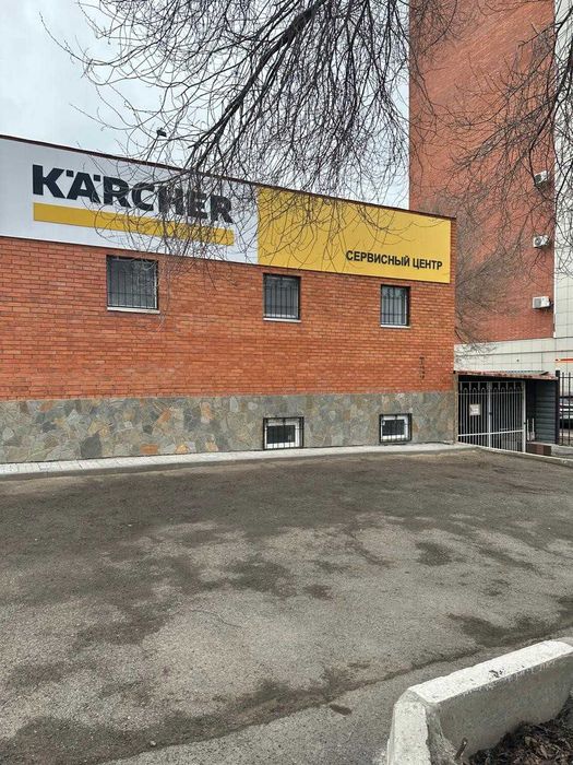 Отдельно стоящее здание в центре города.