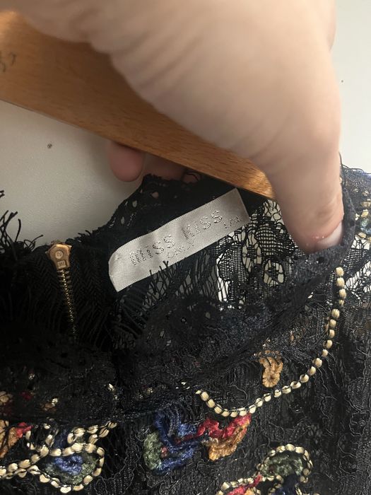 Елегантен дамски топ от черна дантела с бродерия.