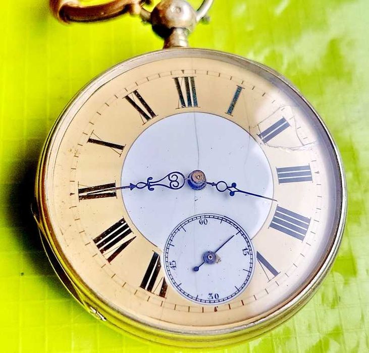 D447-Ceas buzunar argint vechi anii 1850 gravat functional stare buna cadran litere romane putin fisurat. Diametrul 4.5 cm. Ceasul nu este reglat.