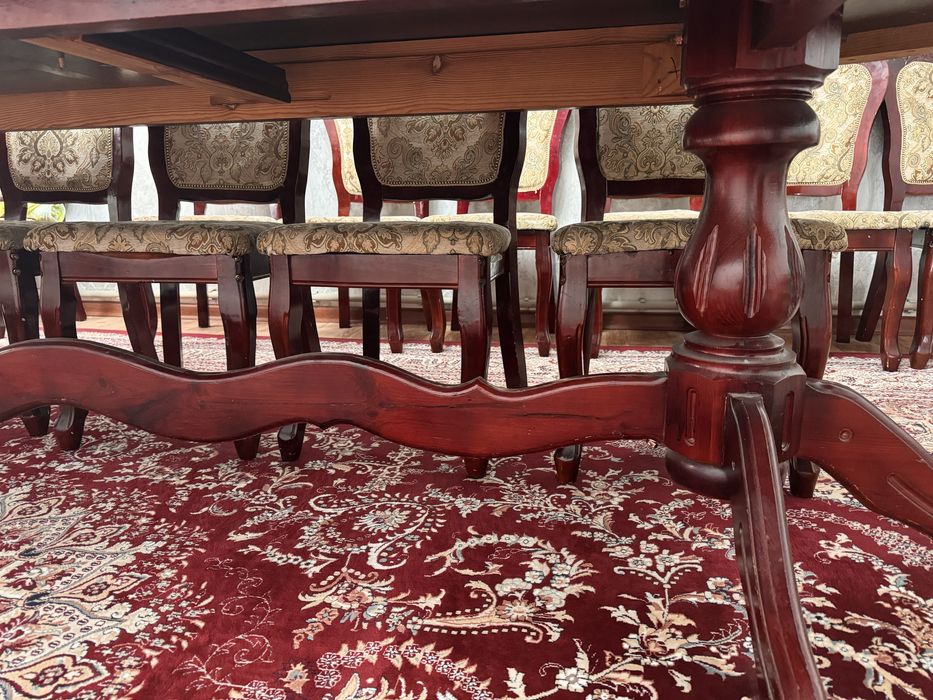 Стол и 18 стулья в идиальном состоянии