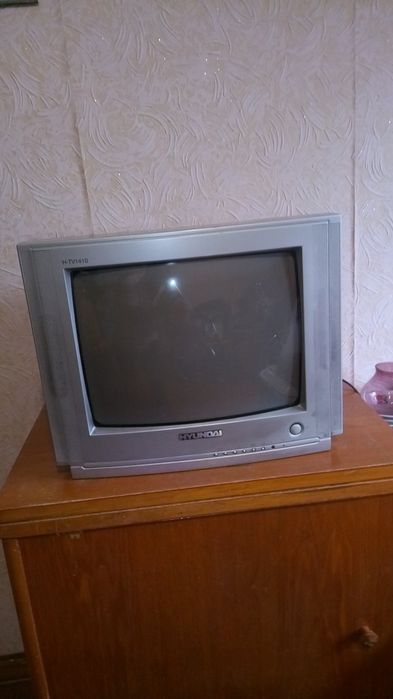 Телевизор маленький.