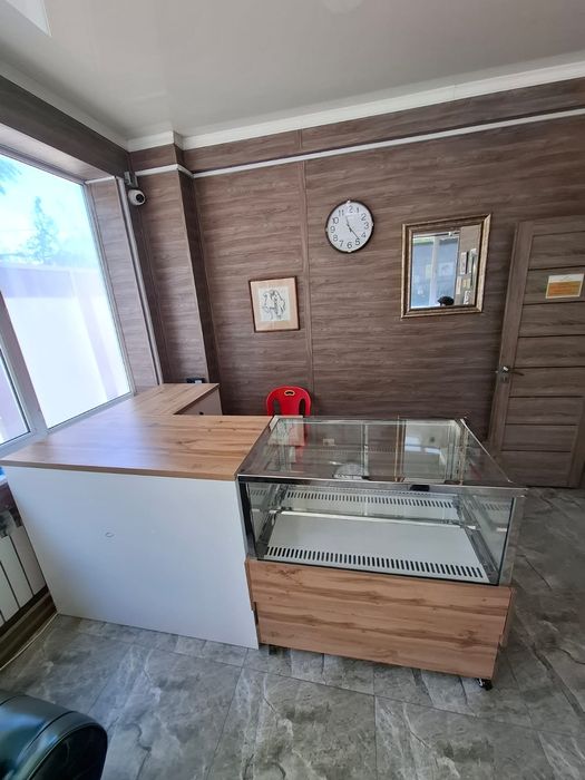 Кондитерски холодильник и мебель
