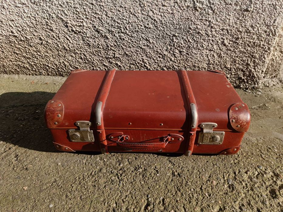 Vand valiză veche din carton cu colțuri și încuietori metalice