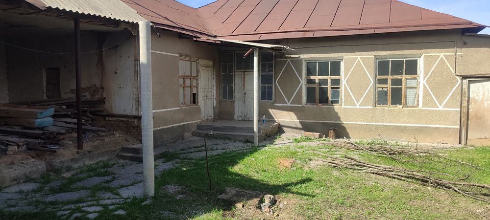 Үй, участок сатылады.