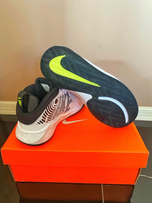 ОРИГИНАЛНИ Nike Team Hustle D9 white/black