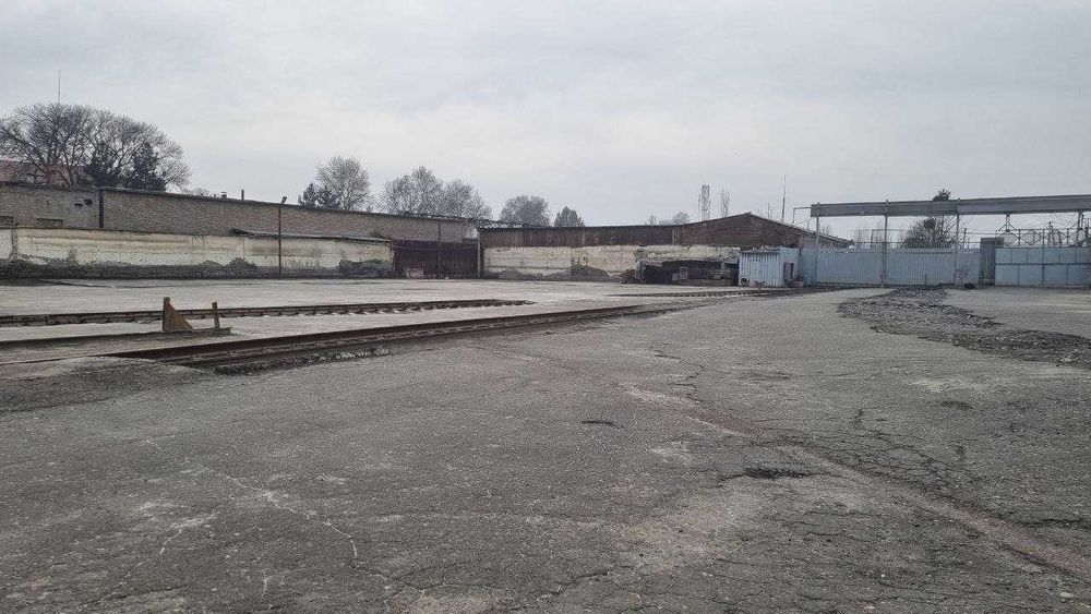 Темир йул веткали база + гишт заводи сотилади 1,23 га