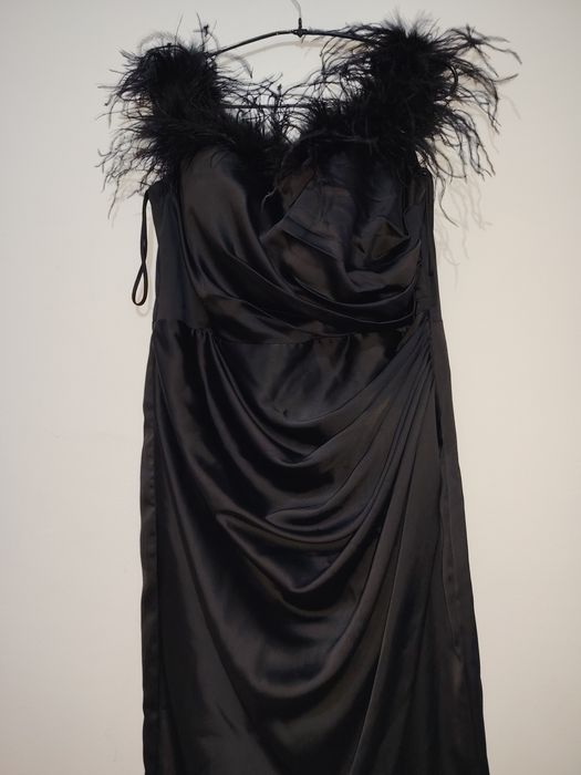 Rochie satin negru cu pene