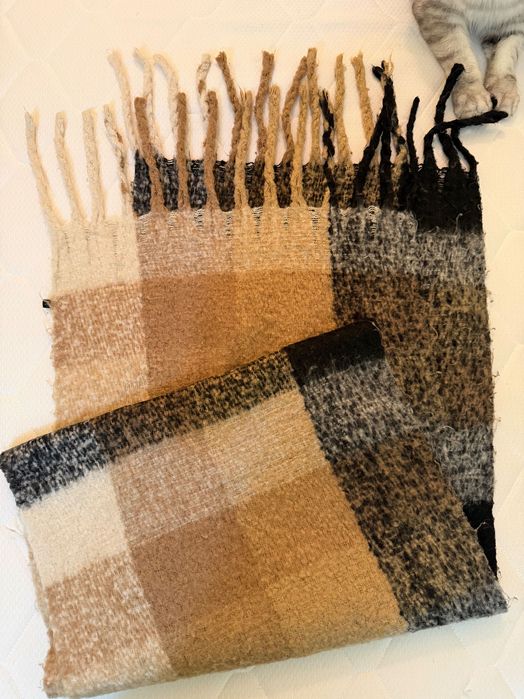 Дълъг зимен шал от мека и приятна материя