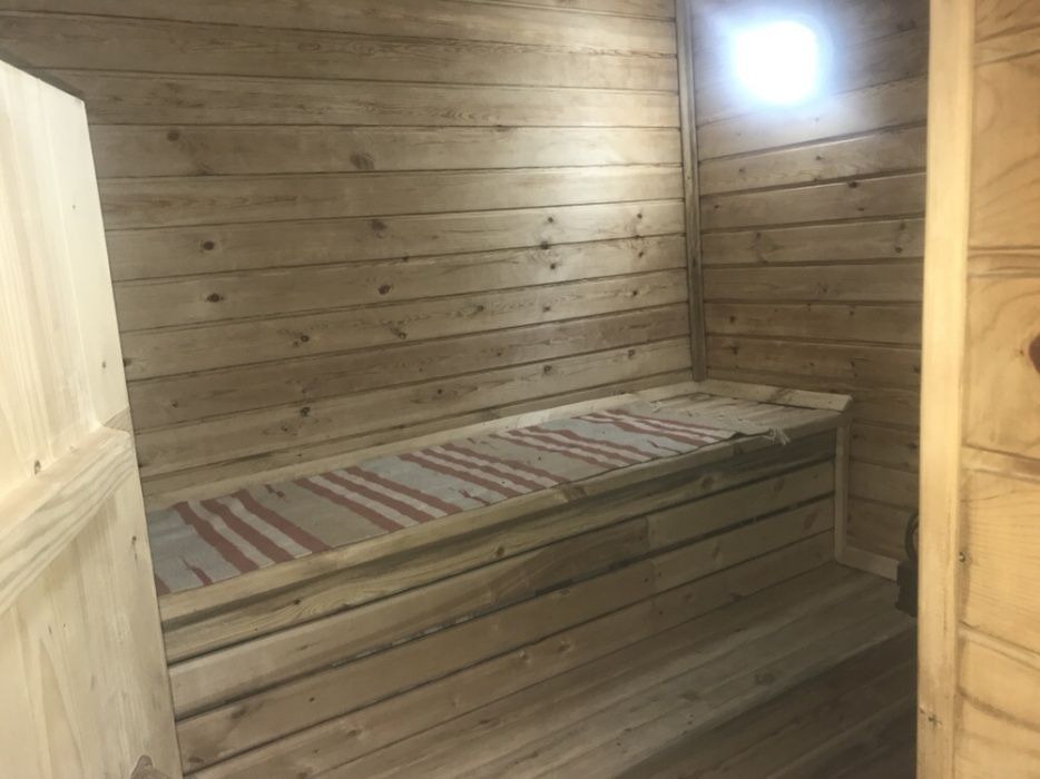 Баня на дровах классная жаркая . У нас чисто и уютно . Семейная