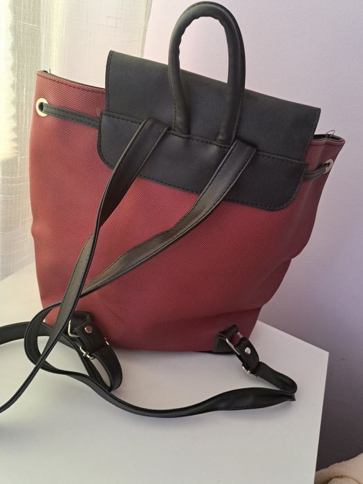 Тъмно червена раница