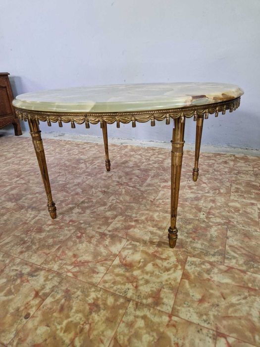 Кръгла холна маса с плот от полускъпоценен камък оникс