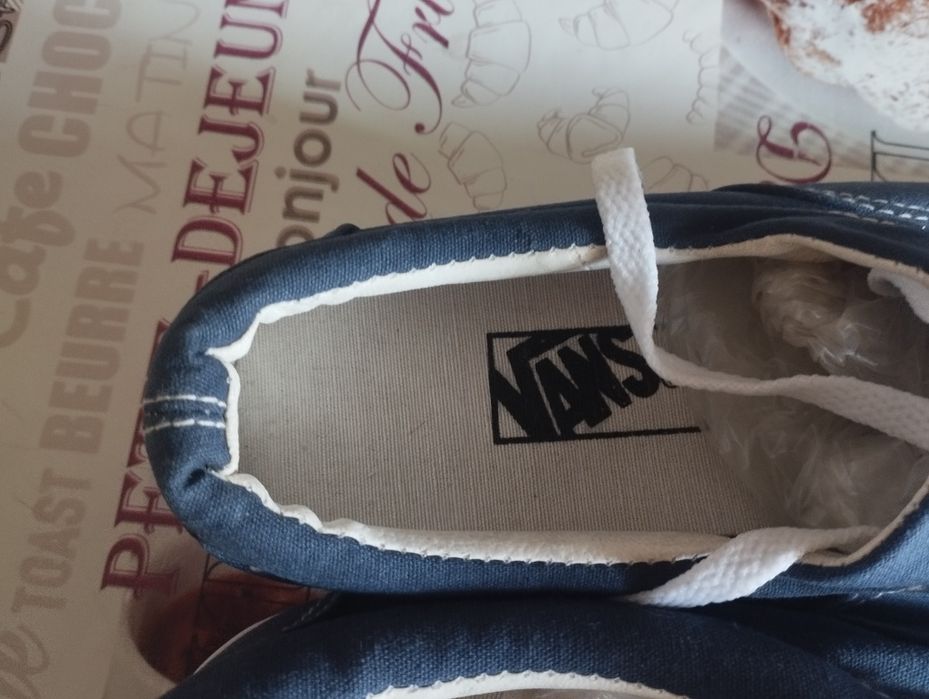Vând  teniși Vans mărimea 10
