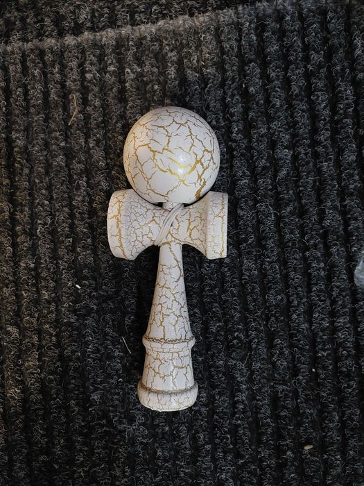 Kendama de culoare alba argintie